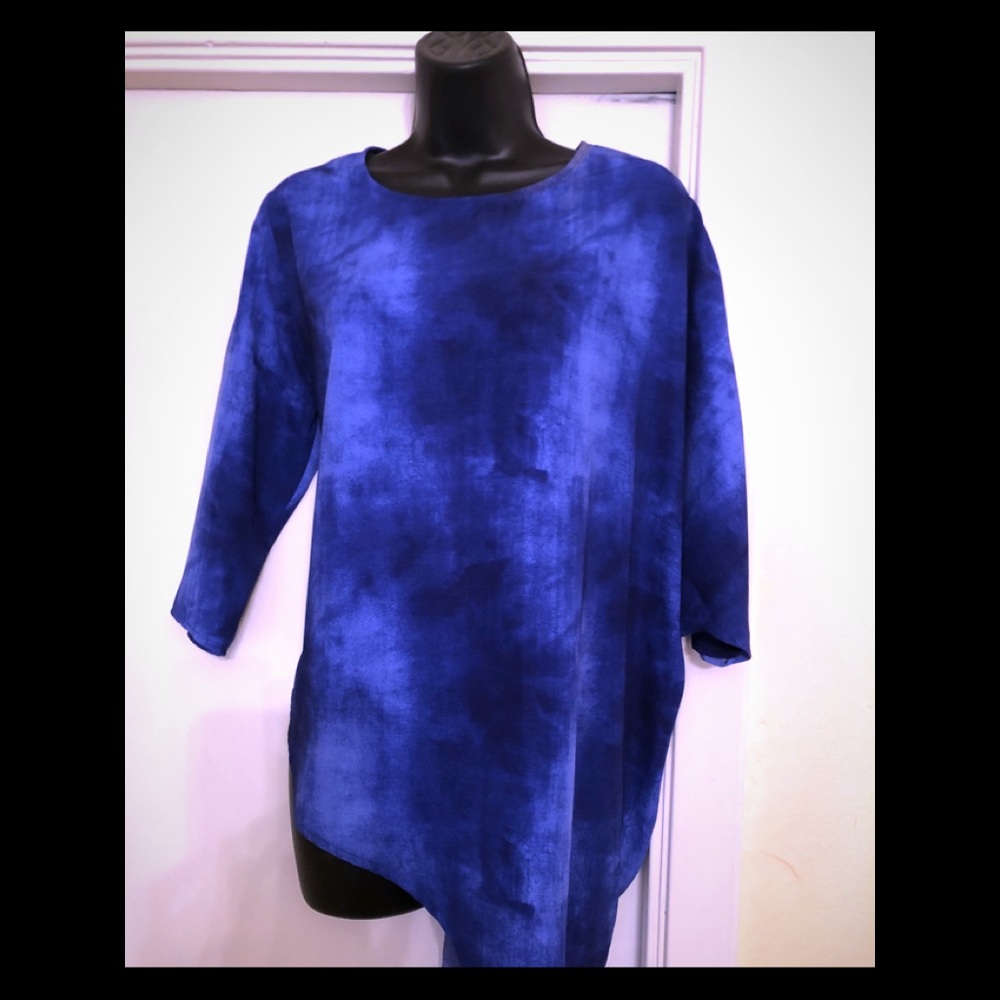 Niche asymmetrical tunic